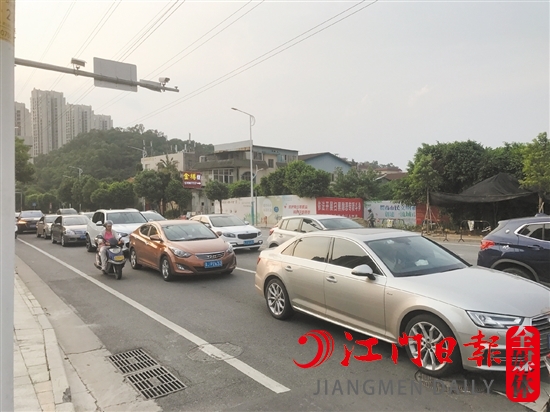 路上的汽車越來越多，開車時不要開“斗氣車”，盡量保持情緒穩(wěn)定。