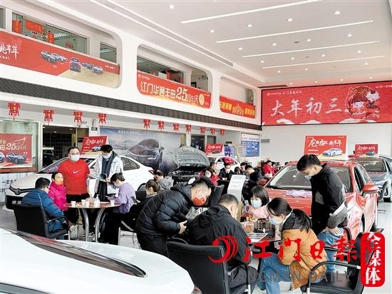 春節(jié)期間，有的4S店展廳出現(xiàn)熱鬧的景象。