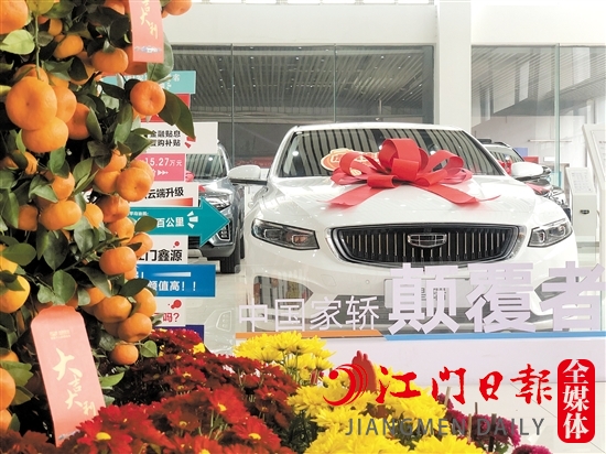 4S店展廳內(nèi)充滿(mǎn)節(jié)日氣氛。