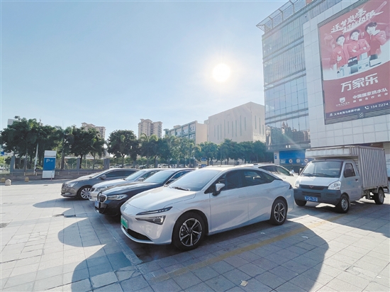 艷陽高照，汽車在戶外備受“烤”驗(yàn)。